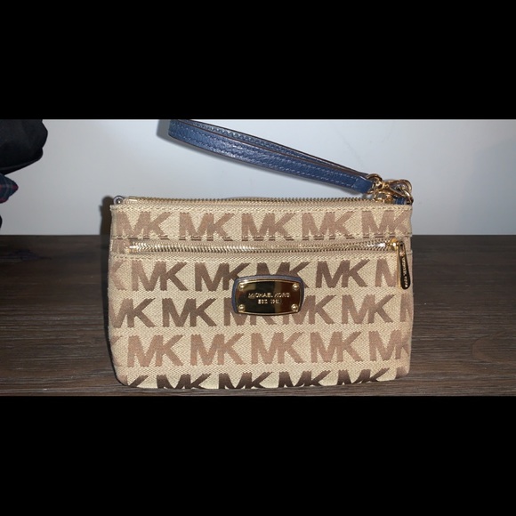 Michael Kors Handbags - Michael Kors Large wristlet/clutch